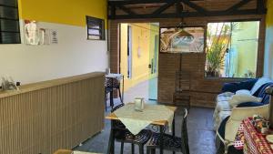 a living room with a table and a couch at Hotel em SBO - Centro in Santa Bárbara dʼOeste