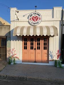 a building with a large door and a sign on it at Hotel em SBO - Centro in Santa Bárbara dʼOeste