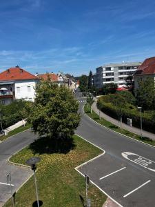 an empty street with a tree on the side of the road at 80m2 am Kreuzbergl in Klagenfurt