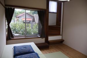 Rúm í herbergi á Guest House Kurukuru ゲストハウスくるくる