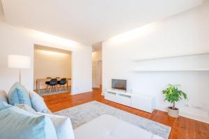un salon avec un canapé et une cheminée dans l'établissement GuestReady - City views and comfort in Arroios, à Lisbonne 24 autres photos