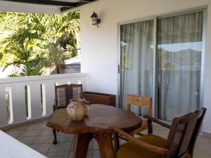 Balkón nebo terasa v ubytování Bottle Palm Villa