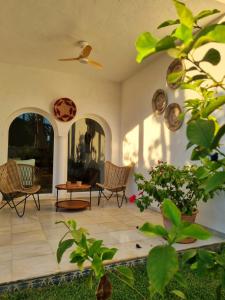 a living room with chairs and a table at villa bahía banus in Marbella