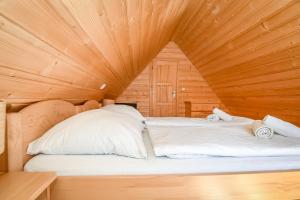 Cama ou camas em um quarto em Domek na Groniku