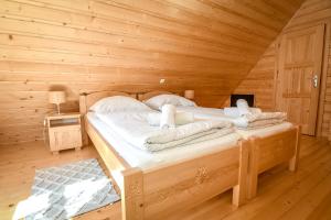 Cama ou camas em um quarto em Domek na Groniku