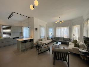 una sala de estar con un sofá y una mesa en VİLLA JİOK, en Kas