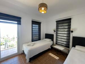 Un dormitorio con dos camas y una gran ventana. en VİLLA JİOK, en Kas 35 fotos más