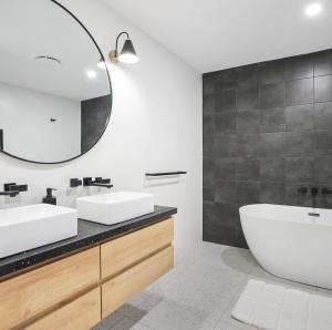 Et badeværelse på Tropical Kuranda Modern Retreat + 40 billeder