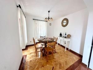 a dining room with a table and chairs at Cozy 2BR apartment in Loriga by Soulplaces in Loriga