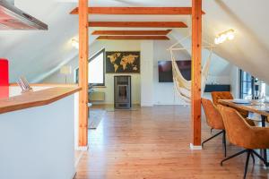 TV a/nebo společenská místnost v ubytování 7Seas Boutique Ferienhaus Bostalsee - 2 Apartments oder ganzes Haus, mit Sauna