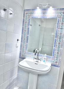 Bilik mandi di Central 7 - stylish apartment +21 gambar
