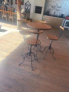 a table and two chairs and a table and a table at Pousadinha Dinos tour e cia in Uberaba