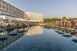 Bazén v ubytování Cali Resort & Spa Designed For Adults by Louis Hotels nebo v jeho okolí