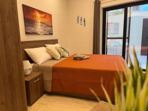 比尔泽布贾Lucija's Guesthouse的一间卧室，里面有一张床和一扇窗户。