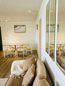 Posezení v ubytování Maroochydore River Front Apartment