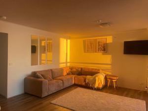 Posezení v ubytování Maroochydore River Front Apartment
