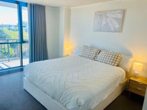 Postel nebo postele na pokoji v ubytování Maroochydore River Front Apartment
