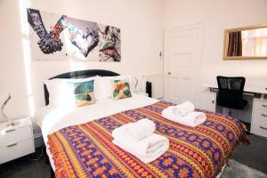 Postel nebo postele na pokoji v ubytování The Summit West End- Elegant Apartment with Free Parking in Prime Location + 7 fotografií