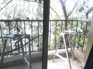 מרפסת או טרסה ב-ART style apt steps from Hilton beach Tel Aviv