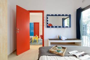 מיטה או מיטות בחדר ב-ART style apt steps from Hilton beach Tel Aviv