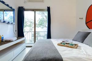 מיטה או מיטות בחדר ב-ART style apt steps from Hilton beach Tel Aviv