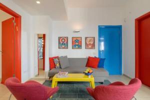 אזור ישיבה ב-ART style apt steps from Hilton beach Tel Aviv