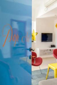 טלויזיה ו/או מרכז בידור ב-ART style apt steps from Hilton beach Tel Aviv