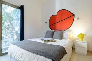מיטה או מיטות בחדר ב-ART style apt steps from Hilton beach Tel Aviv