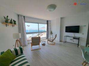 Televízia a/alebo spoločenská miestnosť v ubytovaní MarMédano Apartamento 1