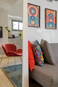 אזור ישיבה ב-ART style apt steps from Hilton beach Tel Aviv