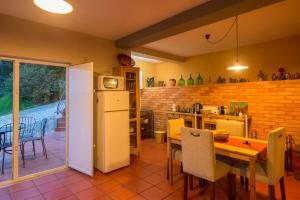 uma cozinha com uma mesa e um frigorífico em Enjoy Arrábida Natural Park em Palmela
