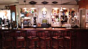 Lounge nebo bar v ubytování Keanes of Curraheen, Bar, Restaurant & Accommodation