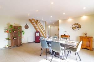 a dining room with a table and chairs at Le Gîte de la Route 999 - Belle maison de campagne in Montlaur +7 photos