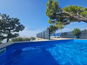 Bazén v ubytování Beachfront House Ivana with Pool - renovated 2025 nebo v jeho okolí