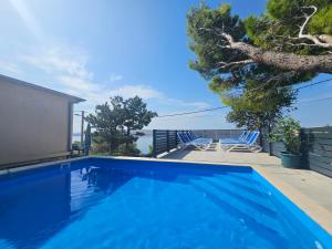 Bazén v ubytovaní Beachfront House Ivana with Pool - renovated 2025 alebo v jeho blízkosti