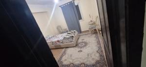 una puerta abierta a un dormitorio con cama y alfombra en one cozy bedroom, en New cairo