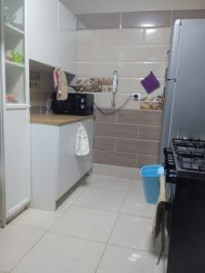 una cocina con refrigerador y encimera en one cozy bedroom, en New cairo