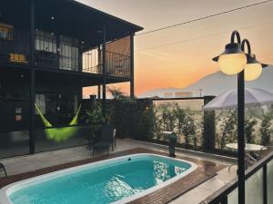 佩尼亚Pousada Canto do Gravatá的屋顶上的游泳池