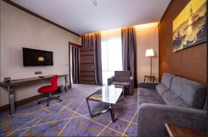 TV a/nebo společenská místnost v ubytování Ramada by Wyndham Istanbul Alibeykoy