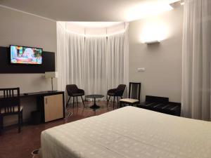 Televízia a/alebo spoločenská miestnosť v ubytovaní Hotel Vittoria