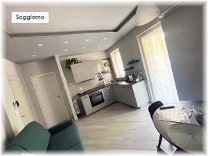 Кухня или мини-кухня в La Brezza Home Sanremo
