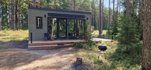 ElbikuOrava的小屋,设有树林中的门廊