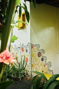 a wall with a colorful design on it at Pousada Santa Clara in Ilha de Boipeba