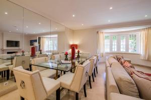 a dining room with a table and chairs at Seafront Unit 1 in Cascais