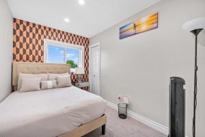 a bedroom with a bed and a window at Casa Ladrillo - House of Bricks in Calgary
