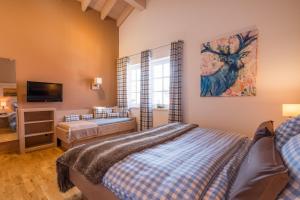 a bedroom with a bed and a tv in it at Apartments am alten Rathaus in Oberstdorf