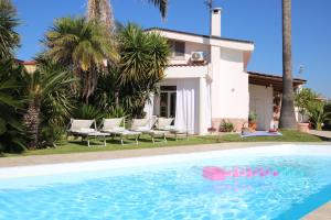 basen przed willą w obiekcie Edri beach house - Villa con piscina w mieście Pontecagnano