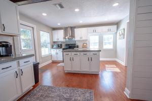 Cuisine ou kitchenette dans l'établissement Lemonade Acres, Where Horses Stay for Free!