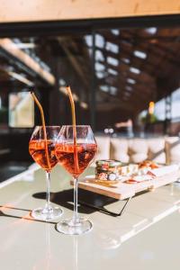 due bicchieri da vino seduti sopra un tavolo di La Limonaderie, Loft avec Jacuzzi a Pont-à-Mousson Altre 14 foto