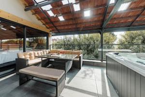 patio con tavolo, sedie e vasca di La Limonaderie, Loft avec Jacuzzi a Pont-à-Mousson